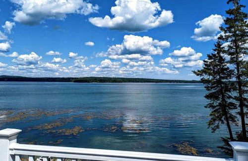 Gorgeous Beach House with Private Beach, Fire Pit & Outdoor Living Near Bar Harbor, Hancock Point Maine - Photo 28