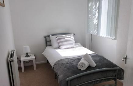 Leeson House in Harborne, Birmingham near Botanical Gardens, Queen Elizabeth Hospital, Birmingham University, Utilita Arena, Edgbaston Cricket Ground, Cadbury World and the Midland Art Centre, with free parking - Photo 2