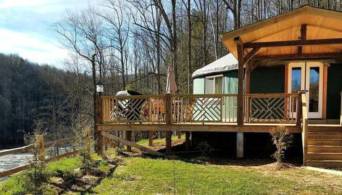 Unique Yurt Rental on Peony Farm with Riverfront View in Clyde, North Carolina - Foto 5