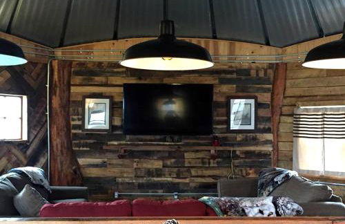 Rustic Octagon-Shaped Cabin for a Glamping Getaway near Huntington, West Virginia - Foto 11