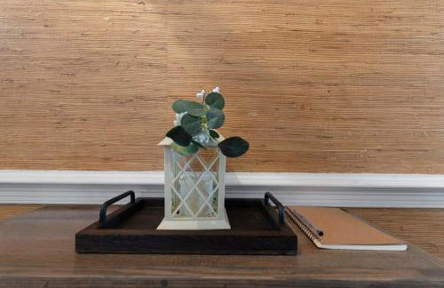 Large Fenced Yard near Midtown- Shamrock Stay - Foto 49