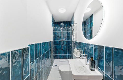 Stylish Home - Pool table, Virgin TV, Fast Wifi, Garden and Self-Check-In by Yoko Property - Photo 8