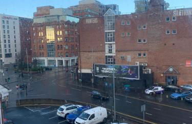 Large 2 bedroom 2 bathroom x6 person city center apartment with free underground parking - Foto 1