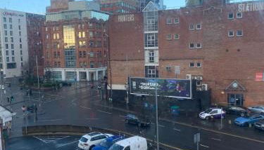 Large 2 bedroom 2 bathroom x6 person city center apartment with free underground parking - Foto 1