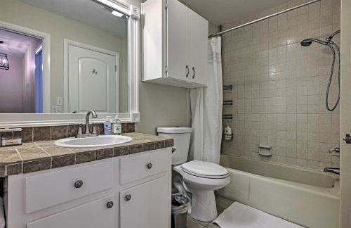 Modern Townhome with Patio, Next Door to Resort - Foto 15