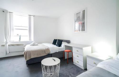 Stylish 3BR Derby Apartment - Sleeps 6, Central Location - Foto 1