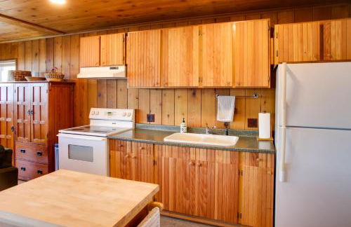 Charming Lakefront Cabin with Deck and Fire Pit! - Foto 9