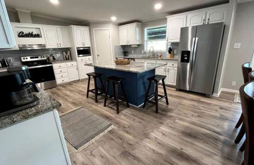 Spacious Vacation Rental with Stunning Lake Views from the Incredible Deck for an Amazing Getaway in Sabine National Forest in Hemphill, Texas - Foto 3