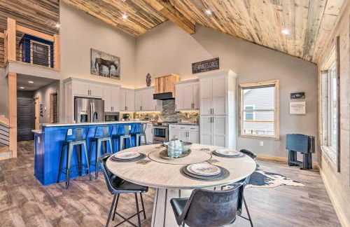 Upscale Riverfront Home with Beach and Fire Pit! - Foto 4