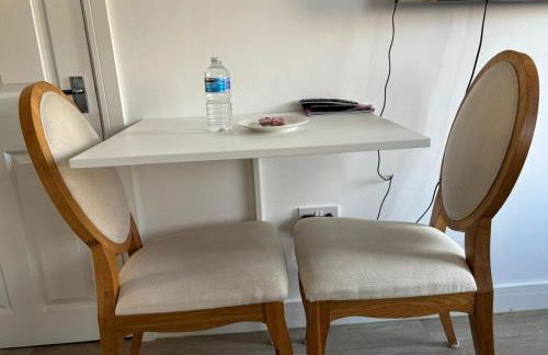 Modern & Cozy Gem - 10min to City Center - Parking - Foto 12