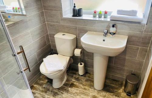 Modern Family Home with Off-Road Parking - Foto 26