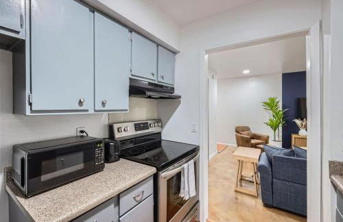 Your Airy King Suite Getaway - Sleeps 4 - Pool, Prkg - Photo 9