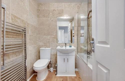 Stylish home close to the Yorkshire Dales & Leeds Airport - Photo 19