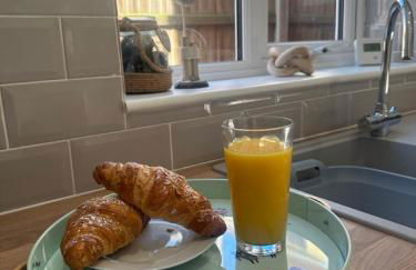 Sunny 2-Bedroom Coastal Stay with Free Parking - Foto 19