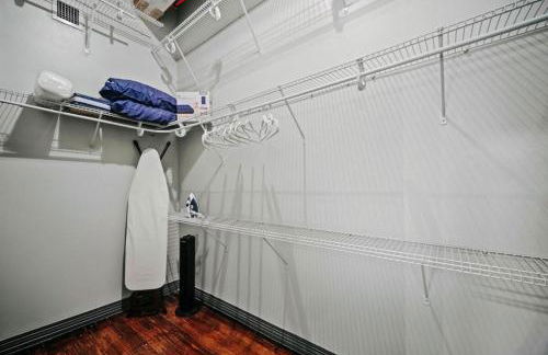 Luxury Downtown Dallas Retreat with Parking, Pool, Gym - Foto 12