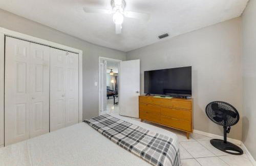 Fenced-In Yard Home 3 Mi to Hard Rock Stadium! - Photo 18