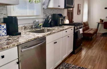 Spacious 4BR home w 2BA, a workspace & king bed! - Foto 8