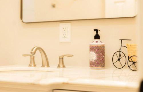 King Comfort - Bright and Modern 1BR Stay in Dunlap - Foto 45