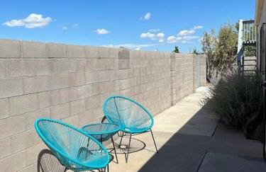 Comfy, contemporary quiet retreat vacation home with views - Foto 29