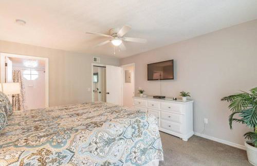 LOVE AT FIRST SIGHT! NEW Disney Home, Sleeps 6, Pool, Patio, NO Steps, LOW Rates! - Foto 13