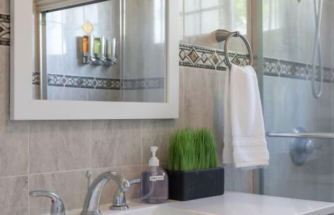 Charming Spacious Home - Modern Comforts, Prime Location - Photo 35