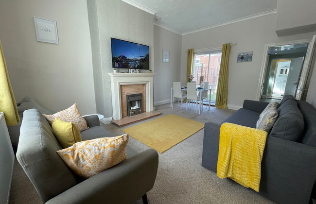 Lovely 3 Bedroom Apartment In Newcastle Upon Tyne With Free Parking - Photo 16