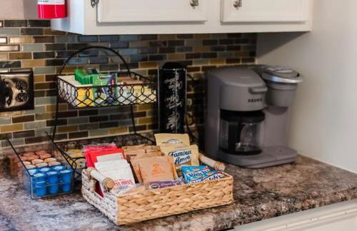 Lovely 3-bedroom rental unit with free parking! - Photo 2