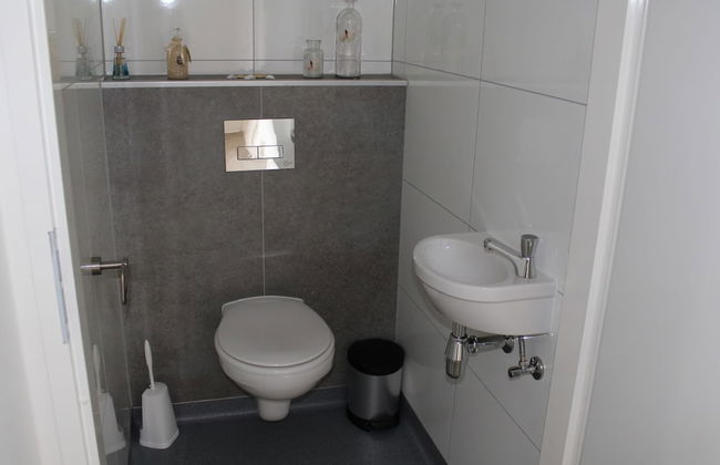 Cozy Garden Home w/ Fireplace - Photo 14