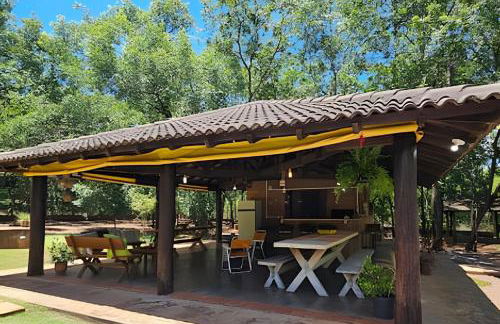 Charme de um típico chalé de campo com lareira. - Foto 36