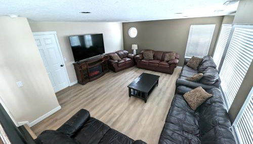 Cute Spacious Home - Photo 4