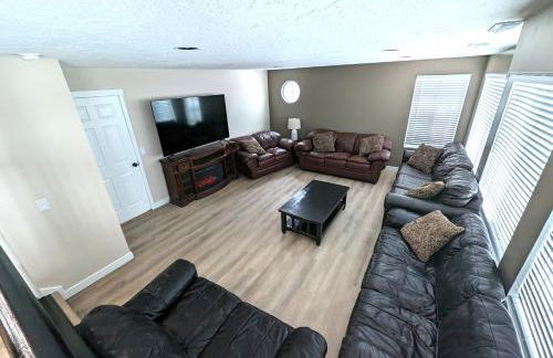 Cute Spacious Home - Photo 4