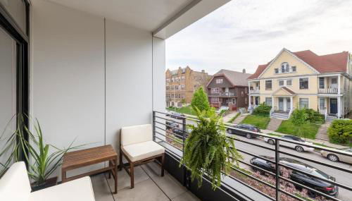 East Side Luxury 1BR Apt - Sleeps 4 - Near Brady St with Balcony and Lounge - Foto 2