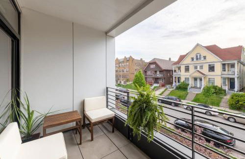 East Side Luxury 1BR Apt - Sleeps 4 - Near Brady St with Balcony and Lounge - Foto 2