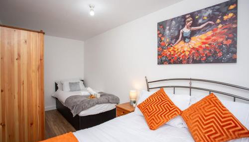 Central 2BR Apartment - 4 Min Walk To Train, High-Speed WiFi & Smart TVs! - Foto 3, wardrobe