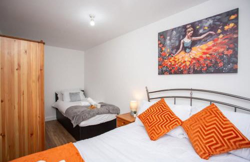 Modern 2BR Pad - 4 Min to Station, Fast WiFi and Smart TVs! - Foto 3