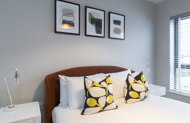 Elliot Oliver - Chic 2 Bedroom Town Centre Apartment - Photo 5