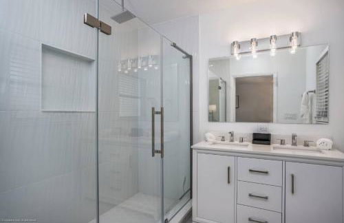 Gorgeous Grove Contemporary Family Home - Foto 52