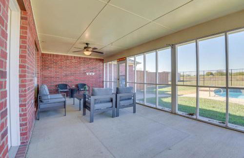 Relax Fireside! Poolside Oasis 3 Mi to Dtwn Sanger - Foto 19