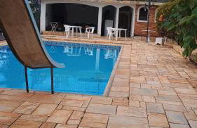 Casa com piscina para até 6 pessoas com duas camas de casal e sofá-cama casal - Foto 11