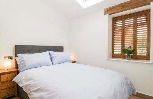 The Netherend Inn - Pet Friendly Haven - Photo 13