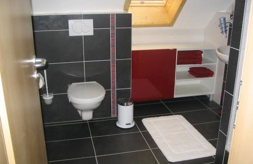 FERIENHOF KATZENMAIER, Bauernhof- und Familienurlaub am BODENSEE, großzügig wohnen, MESSENAH und teils BARRIEREFREI, Spielangebot für drinnen und draußen, Parkplatz am Haus, gute ÖPNV-Anbindung - Foto 6