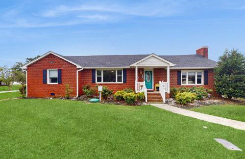 Serene 3BR Waterfront Retreat With A/C, Wifi, Two Kayaks, and Full Kitchen - Foto 4