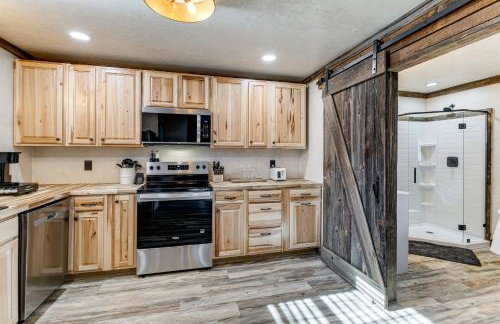 Serene Couples Getaway with Mtn Views in Bedford! - Foto 10