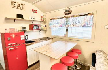 Route 66 Pop Stop-Minutes to Main St - Foto 1