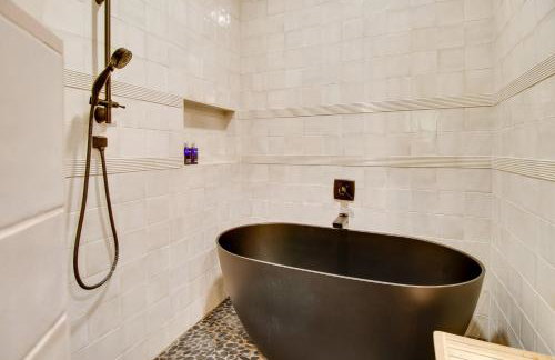 Walk to White River Cozy Escape with Screened Porch - Foto 14