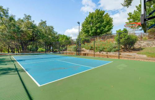 Scenic View! Lake Travis Cabin Near Pools and Marina - Foto 41