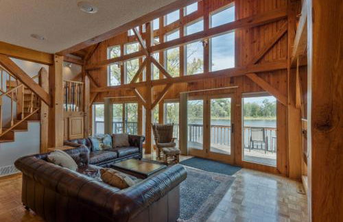 Custom Waterfront Lodge, 4 bed, 4 Bath, Sleeps 12! - Foto 1