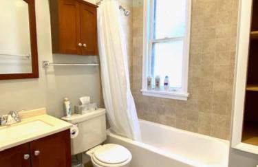 Walk to Wrigley 3BR1BA Sleeps 8 Free Parking - Foto 5