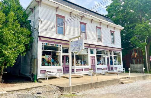 Spacious King Bed Suite at Antique Store - Foto 24