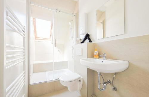 Tolstov Apartments - 4 Room Apartment - Maisonette - Balcony - 20 Min Messe DUS and Old Town DUS - Foto 13